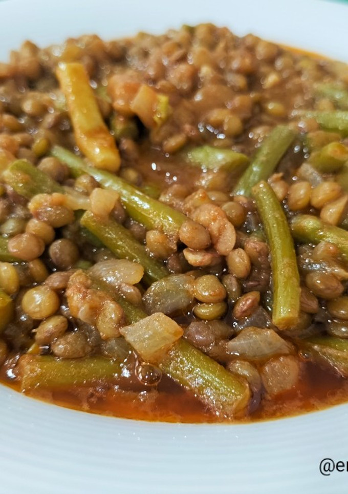 Una foto de Lentejas con ajetes, trigueros y gambas