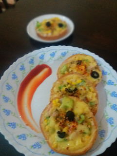 A picture of Instant bread pizza.