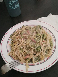 Una foto de Espaguetis carbonara con brócoli y bacon
