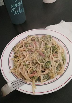 Una foto de Espaguetis carbonara con brócoli y bacon