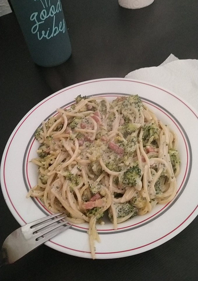 Una foto de Espaguetis carbonara con brócoli y bacon