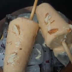 A picture of Malai kesar pista kulfi (Creamy Malai Kesar pista kulfi).