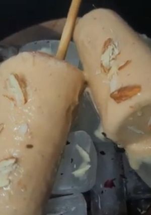 A picture of Malai kesar pista kulfi (Creamy Malai Kesar pista kulfi).