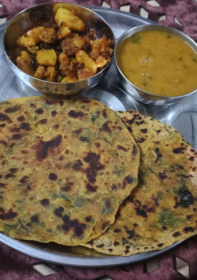मेथी के परांठे और छिलके वाली मूंगदाल, चना दाल की दाल सूखी आलू की सब्जी रेसिपी मुख्य फोटो