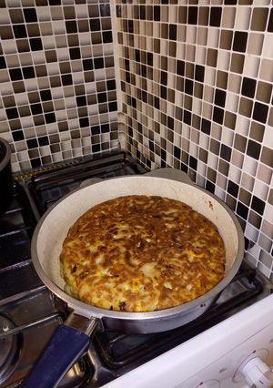 Una foto de Tortilla con sobrante de fideos y granos de maíz