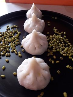 मूँग भरे मोदक (Moong Bhare Modak recipe in Hindi) रेसिपी मुख्य फोटो