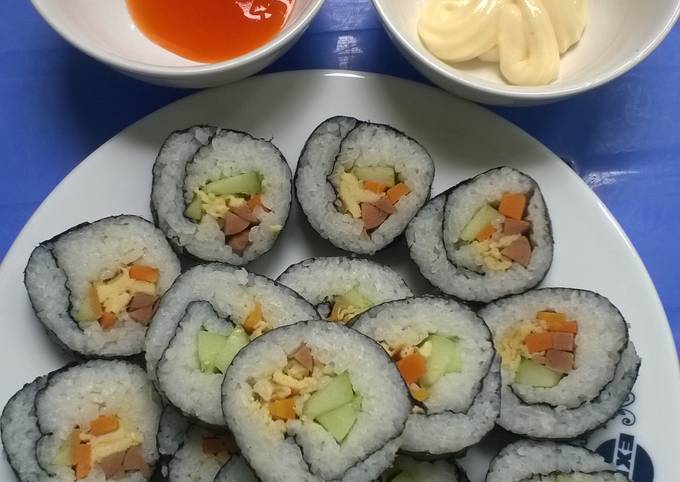 Cơm cuộn gimbap chẳng lo rách lá rong biển nếu trước khi cuộn bạn làm thêm  thao tác này