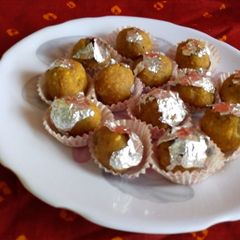 A picture of Besan ladoo.