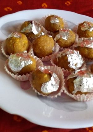 A picture of Besan ladoo.
