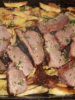 Una foto de Carne con papas fritas