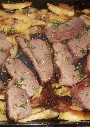 Una foto de Carne con papas fritas