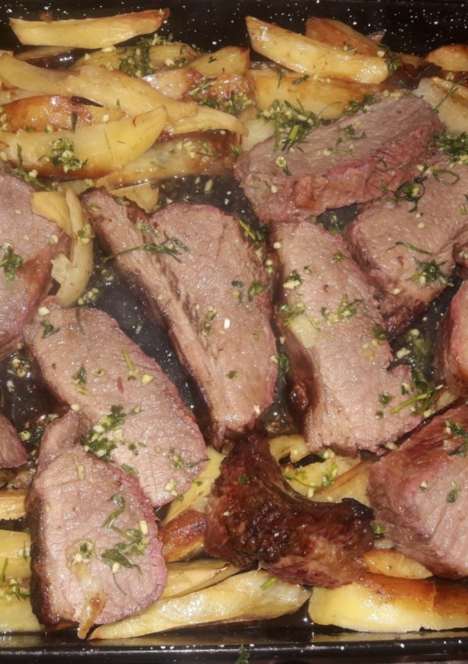 Una foto de Carne con papas fritas