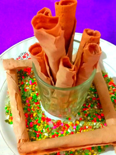 क्रिस्पी चॉकलेट वेफर रोल्स(crispy chocolate roll recipe in hindi) रेसिपी मुख्य फोटो