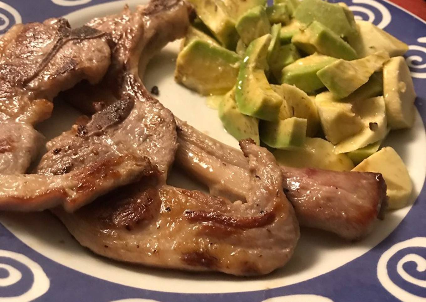 Chuletitas de cordero y ensalada de aguacate