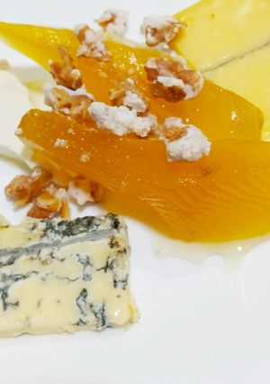 Una foto de Queso y dulce diferente (con mango) Navideño 🎄