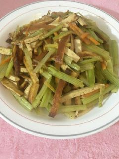 素沙茶炒芹菜豆干 的食譜成品照片