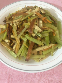 素沙茶炒芹菜豆干 的食譜成品照片