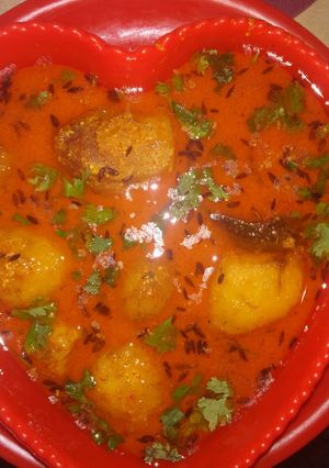 A picture of Kashmiri dum aloo.