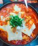 Bánh tok xào gà cay phủ phô mai