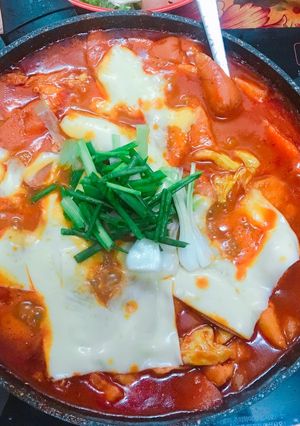 Hình của món Bánh tok xào gà cay phủ phô mai.