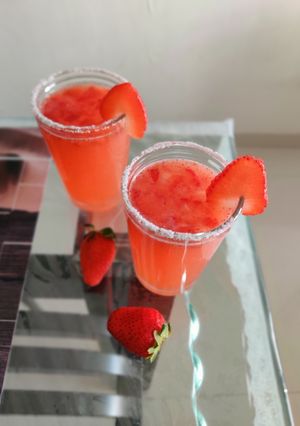સ્ટ્રોબેરી શોટ્સ (Strawberry Shots Recipe In Gujarati) રેસીપી મુખ્ય ફોટો