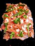 Salmone Affumicato con Rucola Selvatica Salsa al Parmigiano e Pepe Rosa