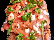 Una foto di salmone rucola