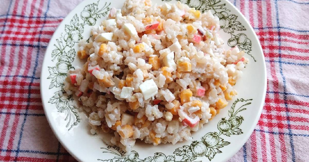 Салат из крабов и кукурузы риса. Салат с крабовыми палочками и кукурузой и яйцом и рисом. Салат из крабовых палочек с кукурузой и рисом. Салат с крабовыми палочками и кукурузой и рисом. Салат с рисом и кукурузой.