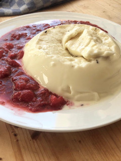 Panna Cotta mit heißer Beerensauce Rezepthauptbild