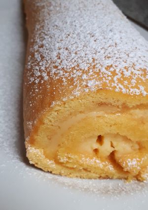A picture of Swiss Roll with Pastry Cream.