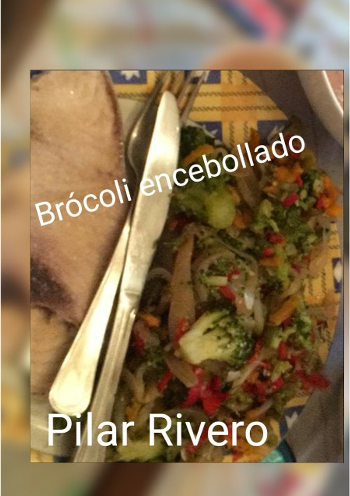 Una foto de Brócoli encebollado con pimientos. 💯#fitness