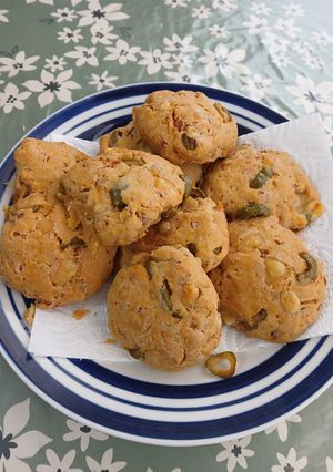 Una foto de Scones de queso aceitunas y lomito