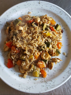 Una foto de Arroz salteado con verdura y salchichas de tofu