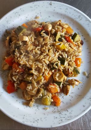 Una foto de Arroz salteado con verdura y salchichas de tofu