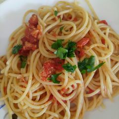 A picture of Spaghetti with lobster and prosecco.