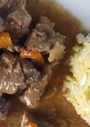 Una foto de Carne con champiñones (hongos), a la olla