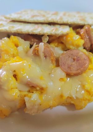 Una foto de Huevos con salchicha y queso picante 💥😋