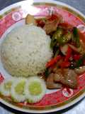 เนื้อผัดพริกราดหน้าข้าว