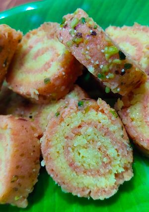 કોકોનટ રોલ(Coconut Roll Recipe in Gujarati) રેસીપી મુખ્ય ફોટો