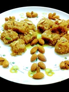 खोआ- कोकोनट बर्फी (Khoya coconut barfi recipe in Hindi) रेसिपी मुख्य फोटो