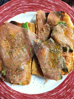 Una foto de Tostadas de salmón y aguacate