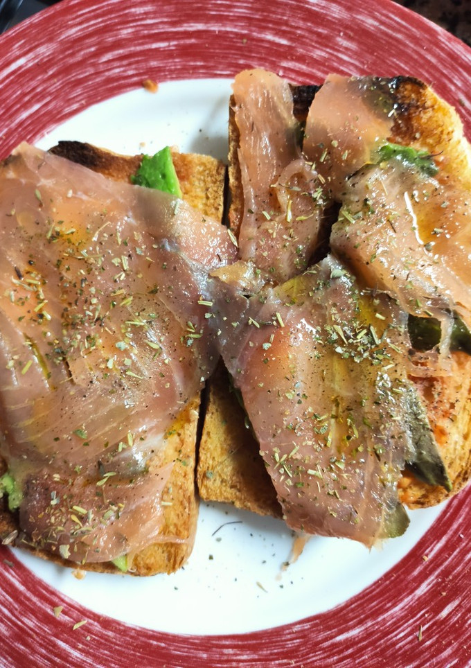 Una foto de Tostadas de salmón y aguacate