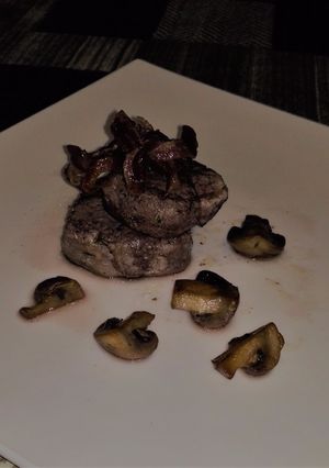 Una foto de Solomillo de cerdo con champiñones
