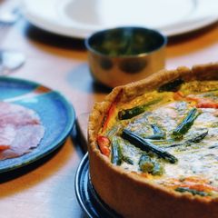 A picture of Asparagus quiche with carrots.