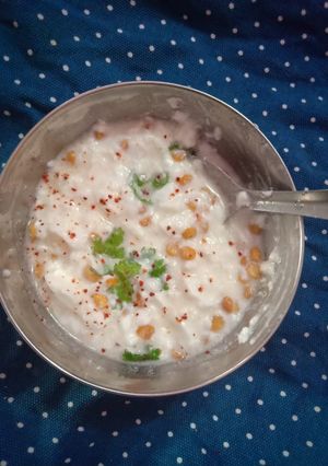 A picture of Chana dal raita.