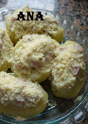 Una foto de Papas rellenas con paleta cocida y sabor crema de verdeo