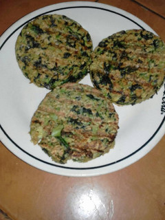 Una foto de Hamburguesas de espinaca brócoli zapallito y avena