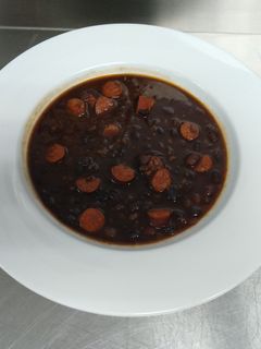 Una foto de Habichuelas negras con chistorras y pimientos ahumados