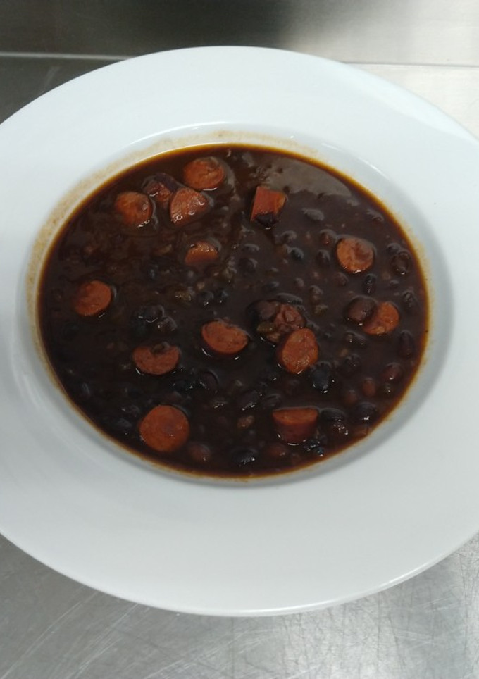 Una foto de Habichuelas negras con chistorras y pimientos ahumados
