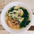 Mì gói, thịt gà, rau má và trứng